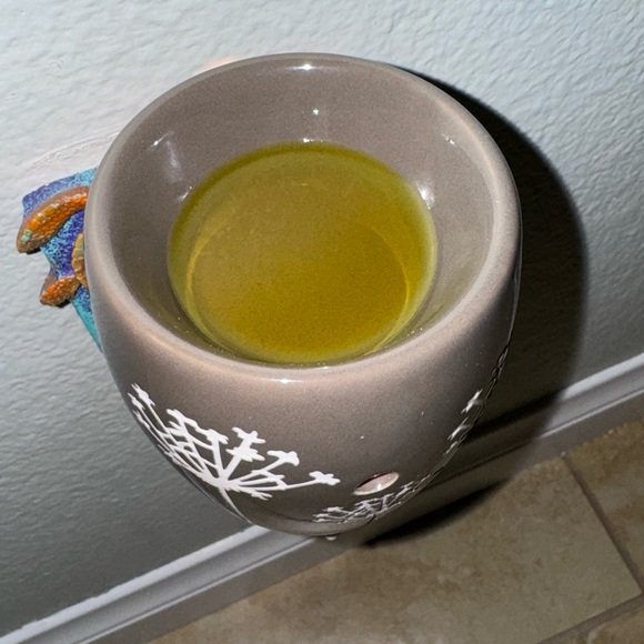 Scentsy Plug In Warmer Taupe Color with White Flowers - Picture 4 of 5